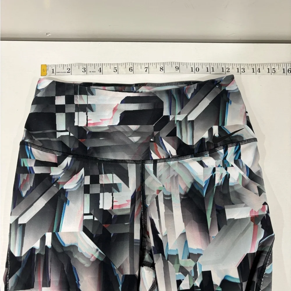 Nike Women’s Leggings with Geometric Pattern - Black, White, Gray Medium